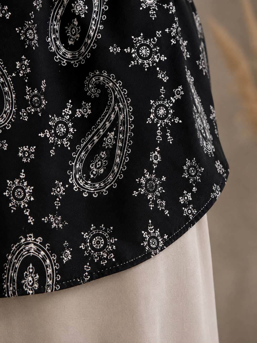 Women's Black Paisley Print Puff Sleeve Peplum Top | V-Neck Casual Babydoll Blouse